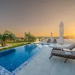 Endless Blue Private Club * Τραπεζάκι