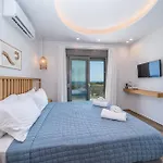 Endless Blue Private Club * Τραπεζάκι