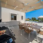 Endless Blue Private Club * Τραπεζάκι