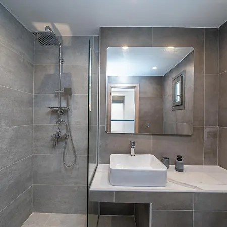 Endless Blue Private Club ترابيزاكي